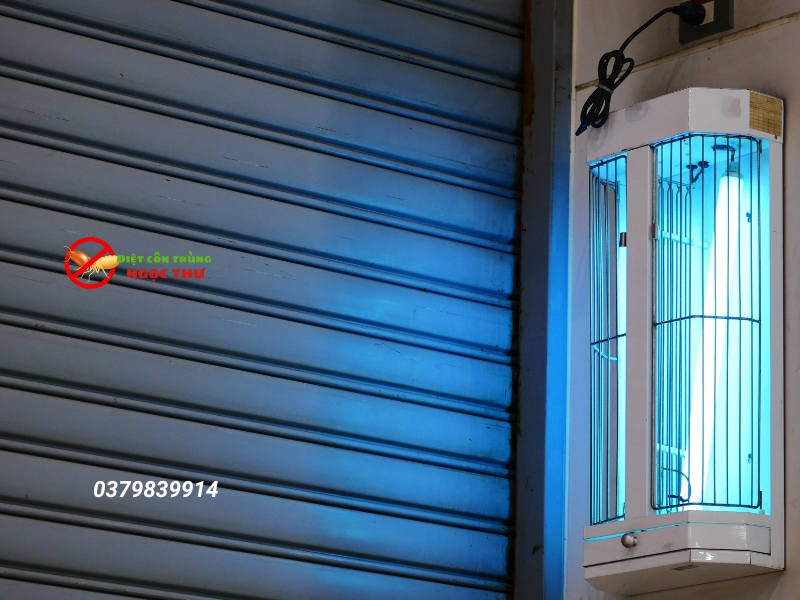 Top 10 Cách Diệt Muỗi Tận Gốc Đơn Giản Cho Mọi Gia Đình 6 Diệt muỗi tận gốc bằng cách sử dụng đèn diệt muỗi