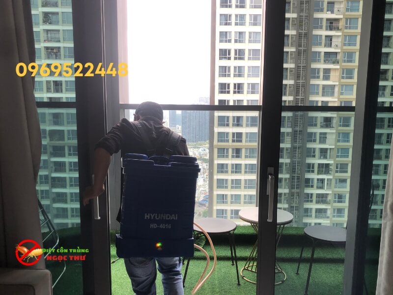 Kỹ thuật viên Ngọc Thư đang phun tồn lưu diệt gián Đức cho căn hộ chung cư tại tòa nhà landmark 81, Bình Thạnh, TP.HCM
