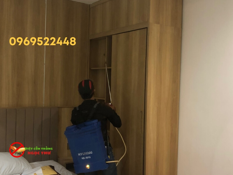 Kỹ thuật viên Ngọc Thư đang thực hiện phun tồn lưu cho khách sạn tại quận Tân Bình, TP.HCM