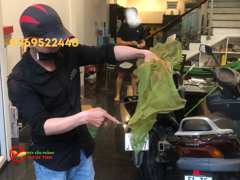 Rắn bắt song sẽ bỏ vào túi đựng an toàn