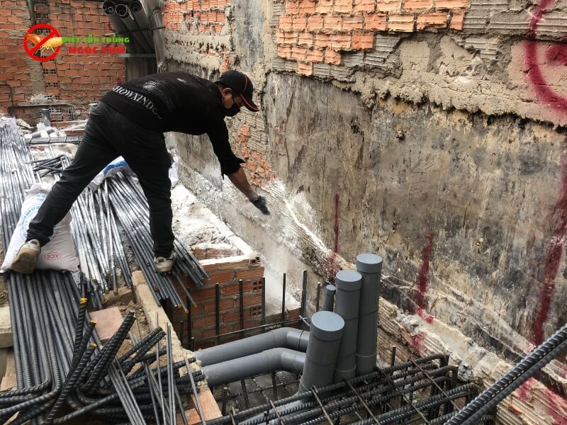 Dịch Vụ Chống Mối Nền Móng Uy Tín – Bảo Vệ Ngôi Nhà Từ "Gốc" 2 phòng chống mối nền móng bằng hóa chất dạng bột